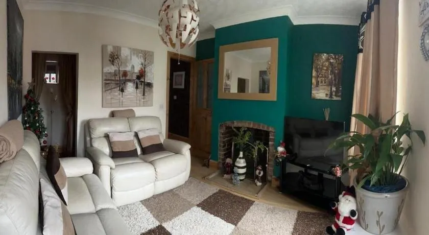 House - Sleeps 4 - Garden - on street parking - Image 1