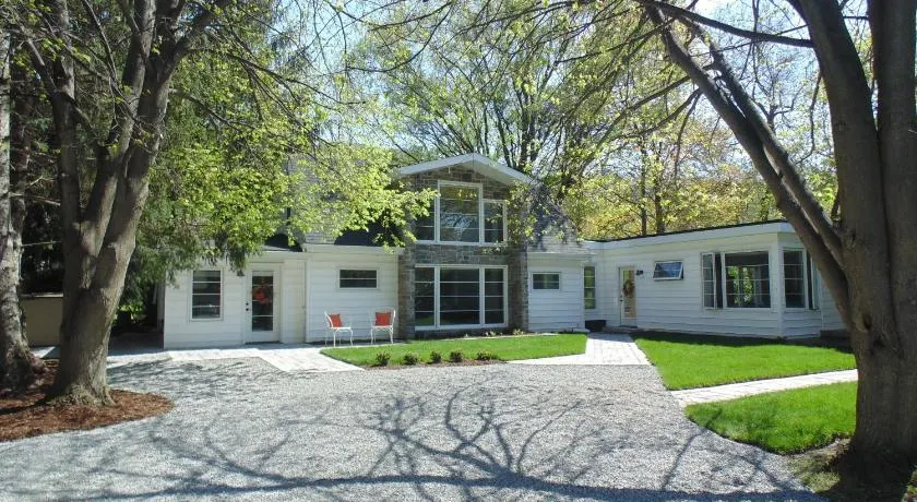 Carriage House On Kent - Image 1