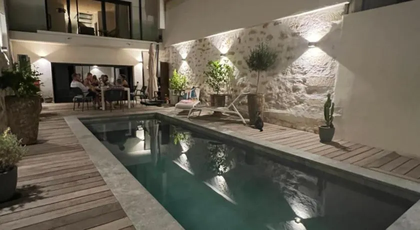Chambre dans maison de ville avec piscine et garage en centre ville - Image 1