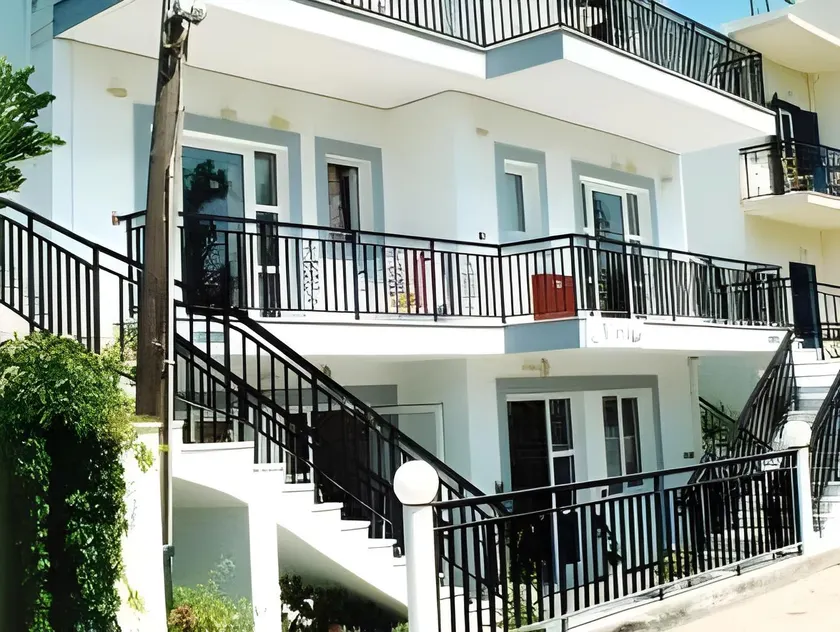Niriis Hotel - Image 1