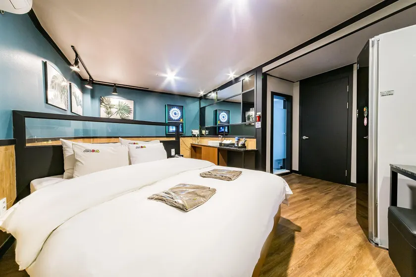 Ansan Hotel Bus - Image 1