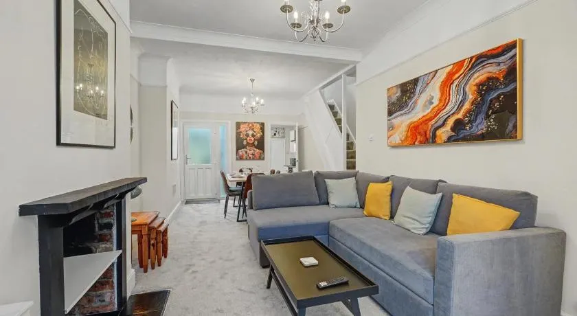 Countess House, Northampton - Stylish Modern 2-Bedroom House with Garden - Free Parking - Image 1