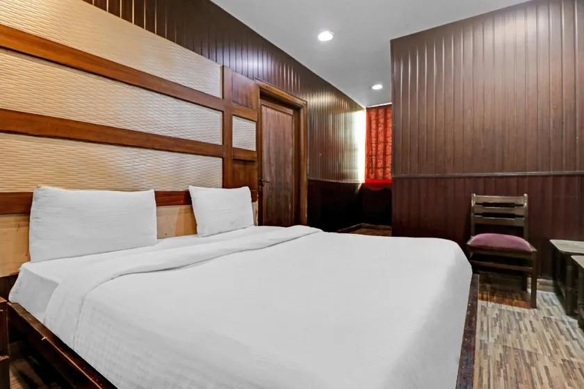 OYO 11061 Hotel Awesome - Image 1