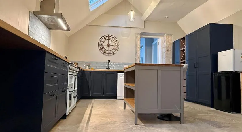 Victorian Townhouse on the edge of the Cotswolds - Image 1