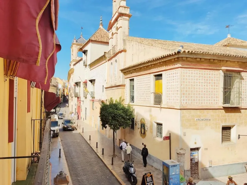 HomeySeville- Bright Apartment at Santa Cruz 6 pax, Parking Optional - Image 1