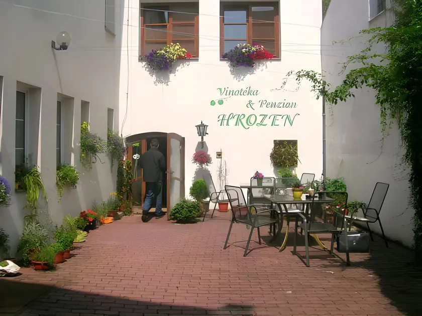 Penzion a Vinoteka Hrozen - Image 1