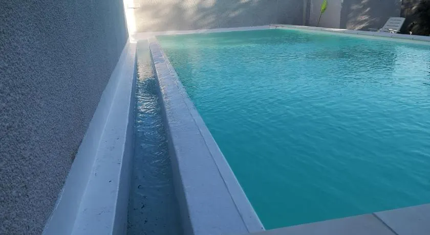 Appartement dans villa avec jardin et piscine privée 4 personnes - Image 1