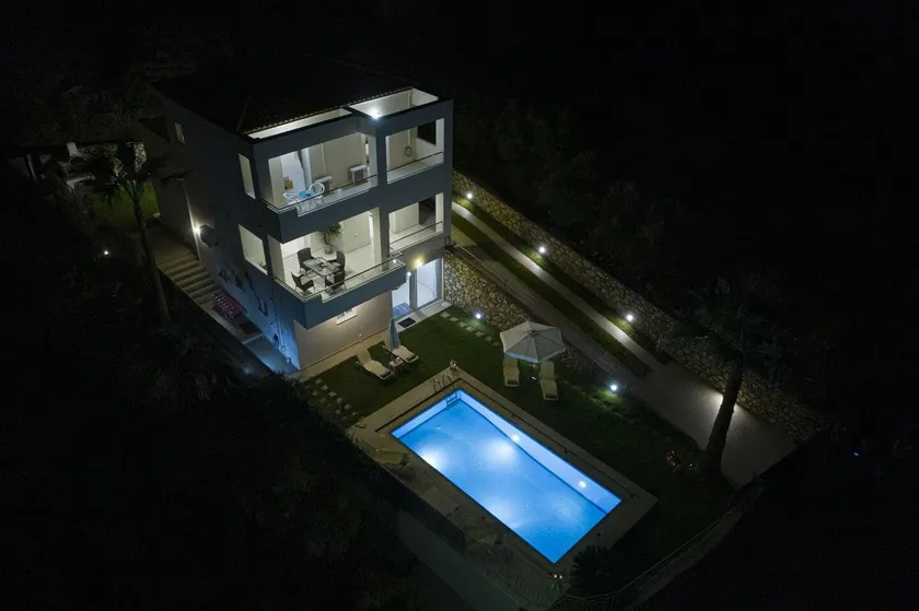 Merveilleuse maison de vacances entièrement équipée avec barbecue, jardin et piscine privée | Vue montagne - Image 1