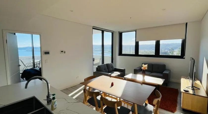 Waterfront Apartment in the Heart of Gosford - Image 1