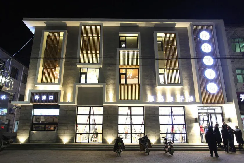 Longchang Holiday Hotel - Image 1