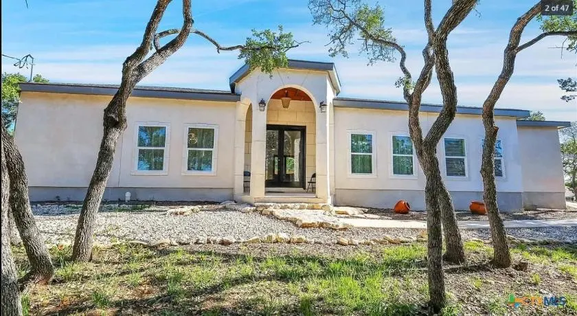 Lakeside mansion minutes to the lake - Image 1