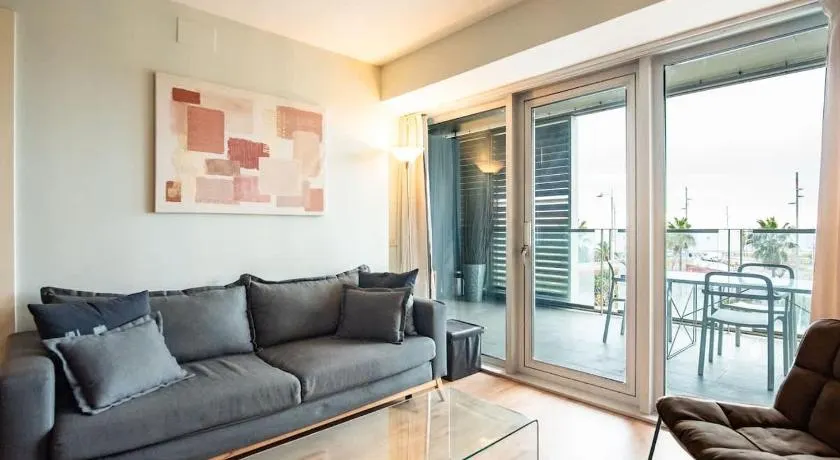 Seafront suite with terrace - Image 1