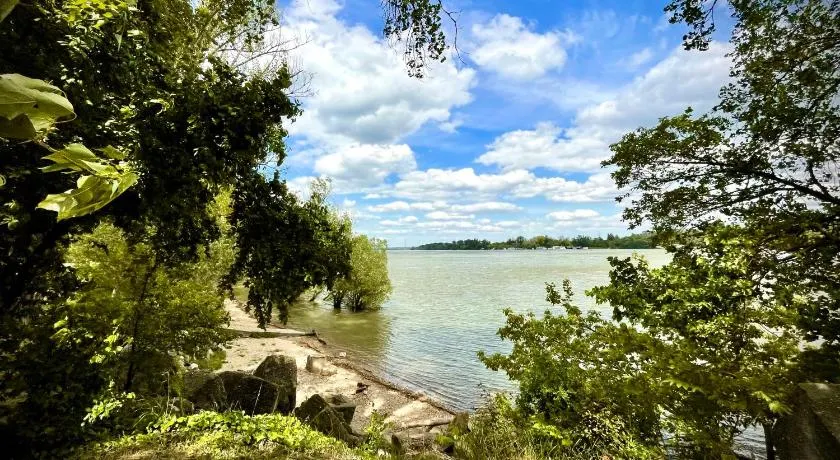 4 Guests: River & Garden Charm - Image 1