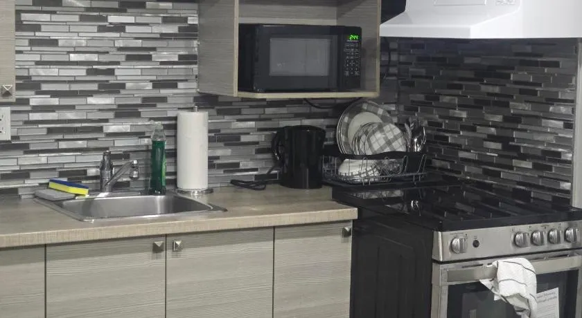 Comfortable Stay Evanston NW - Near YYC Airport, Highways, Shopping & Parks - Image 1