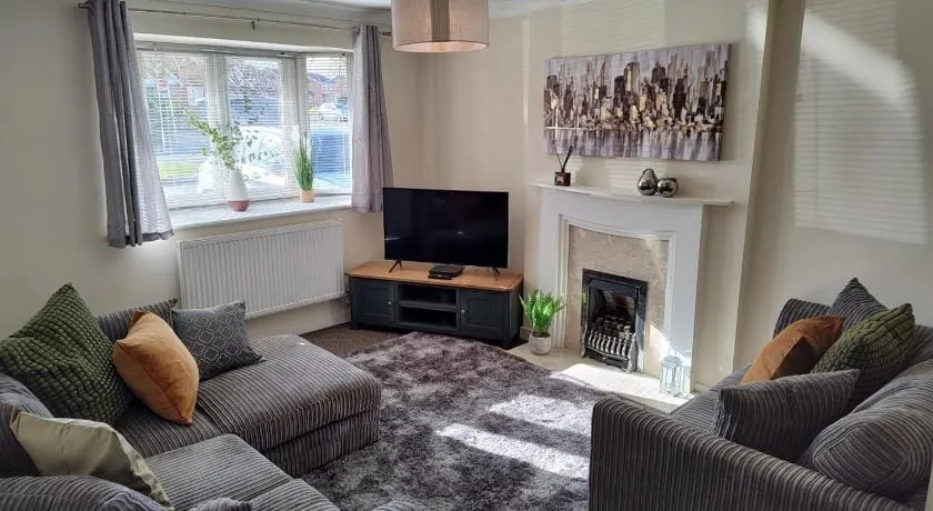 Wentworth Drive Contractor and family 3 bed Home Grantham with parking - Image 1