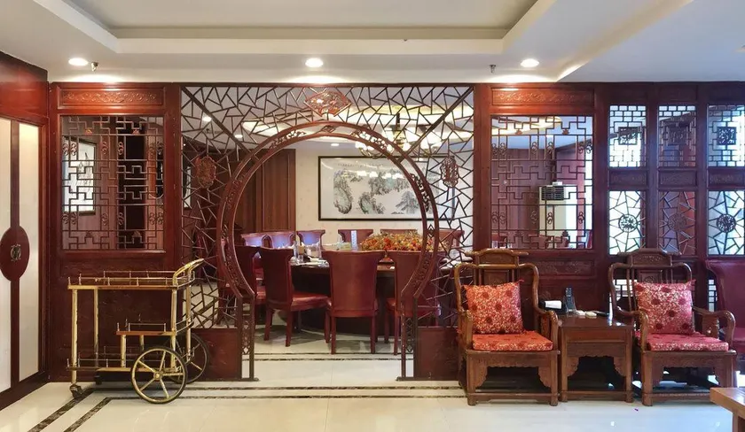 Holiday International Hotel - Image 1