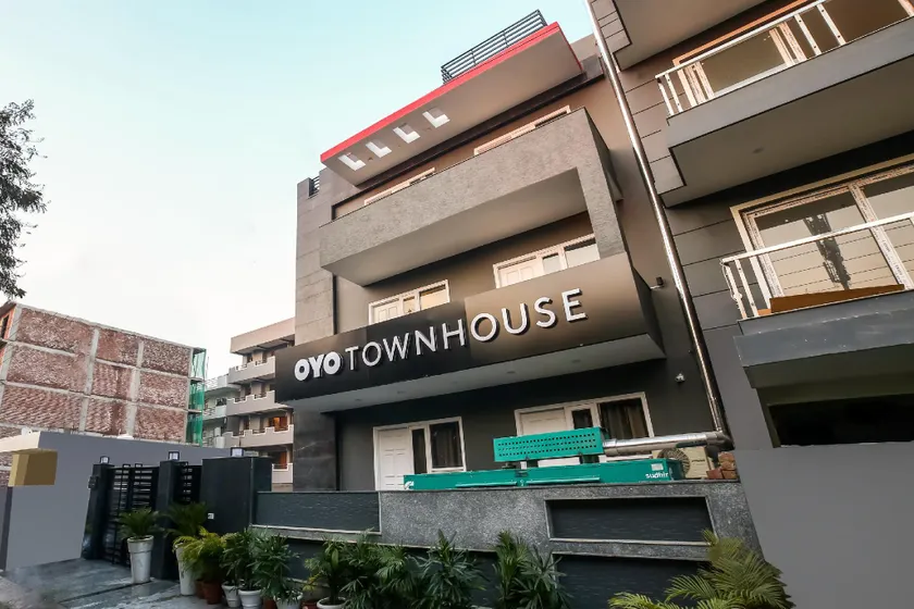Townhouse Unitech Cyber Park Gurgaon Near Omaxe Celebration Mall - Image 1