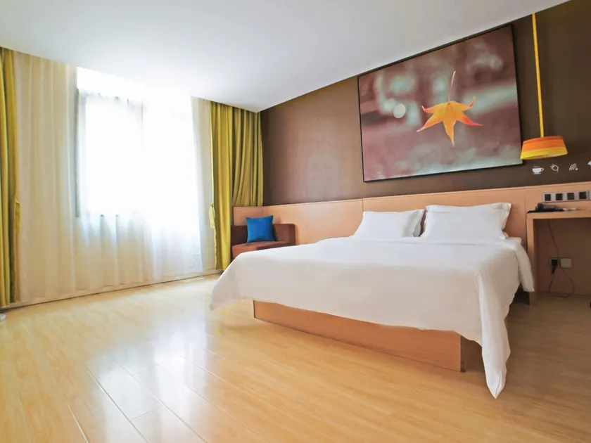 IU Hotel Hezhou Hig-Speed Railway Station - Image 1