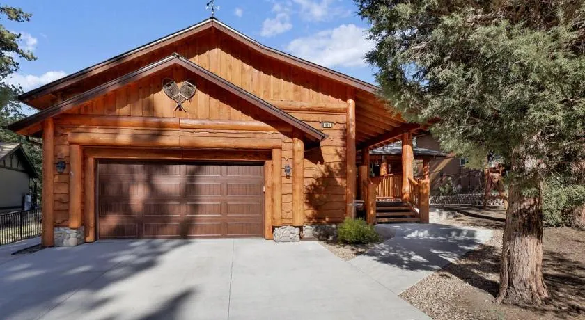 Three Bears Inn Log Cabin w/ Hot Tub at Big Bear - Image 1