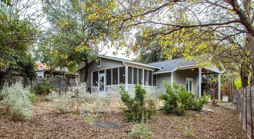 Screened-in Porch Walkable to SoCO - Image 1