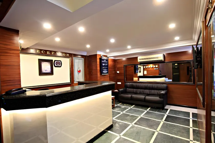 Hotel Empire Central Street - Image 1