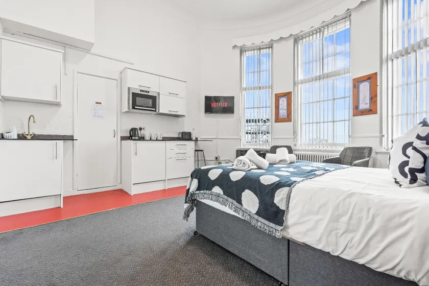 Cosy, Studio in Dudley with Netflix and Parking - Image 1