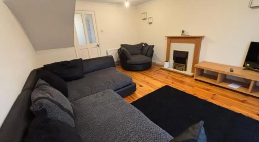 Cosy 2 Bedroom House - Large Driveway, EV Socket, WiFi, Contractor & Leisure Stays - Image 1