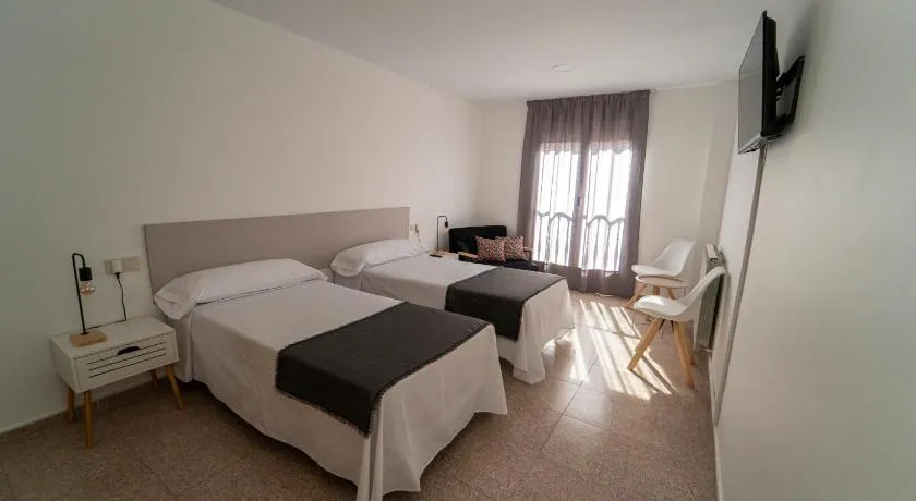 Olmedo Hostal Plaza - Image 1