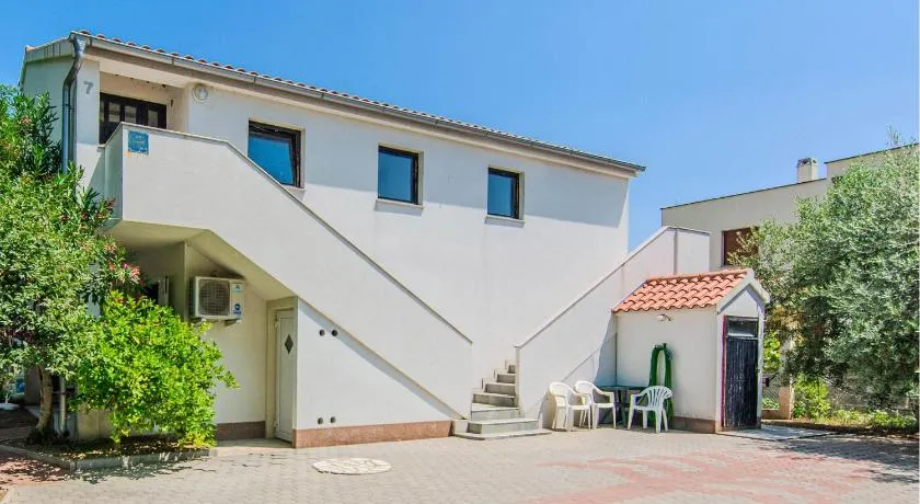 1 Bedroom Cozy Apartment In Nin - Image 1