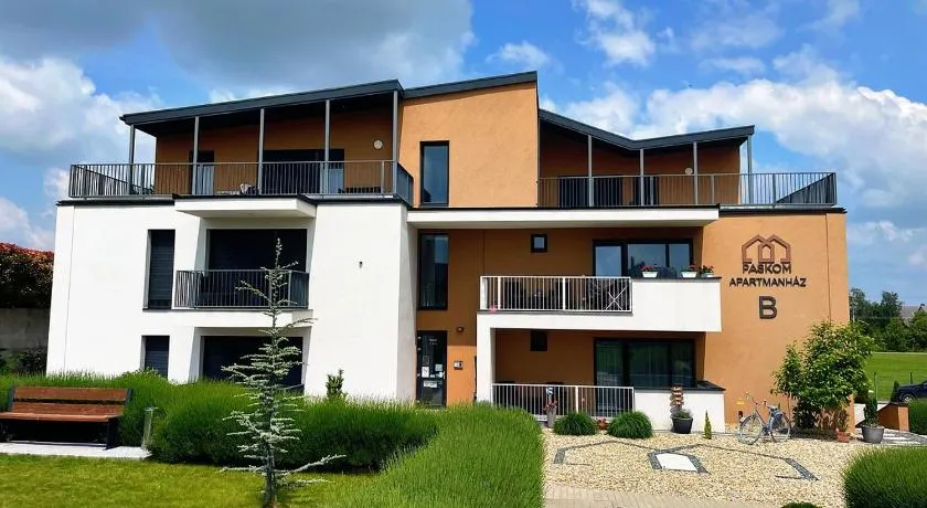 Paskom Apartmanház - Image 1