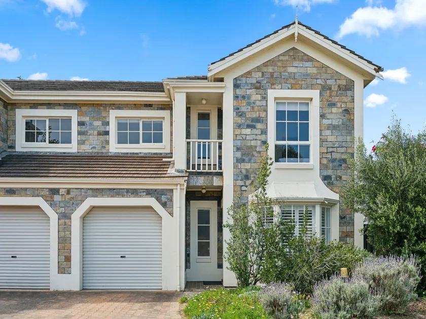 Coastal Luxury: 3-Bed Townhouse 150m from Beach - Image 1