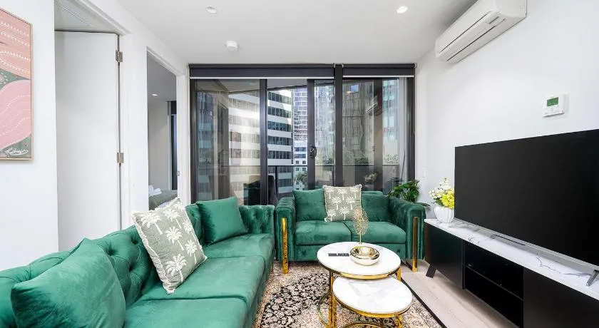 Luxury 2 Bedroom High Rise CBD Apartment with Gym and Pool - Image 1