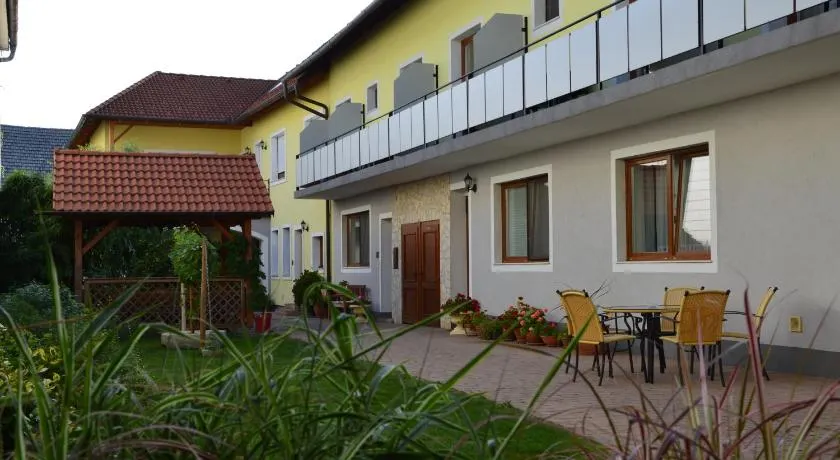 Weingut & Gästehaus Dombi Weiss - Image 1