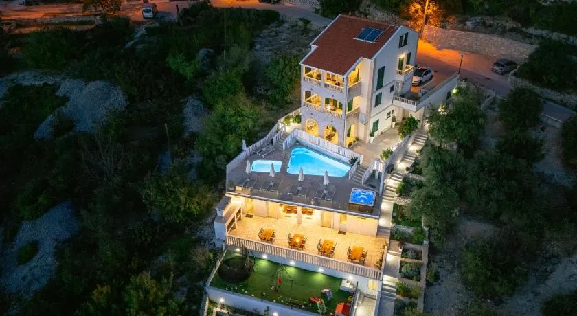 Villa Hills - Image 1