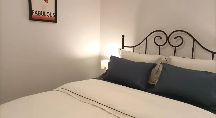 One Bedroom Suite B&B with Parking - Image 1