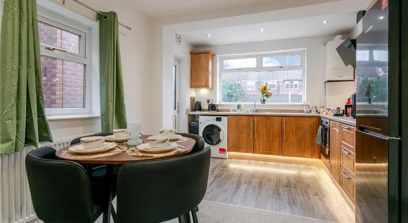 Spacious 4 bed Ideal for Business & Long Term Stays, Free Parking - Image 1