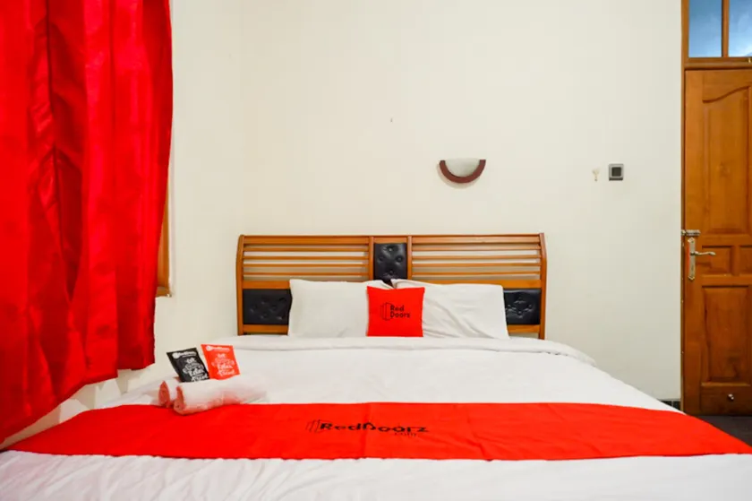 RedDoorz near Tugu Yogyakarta - Image 1