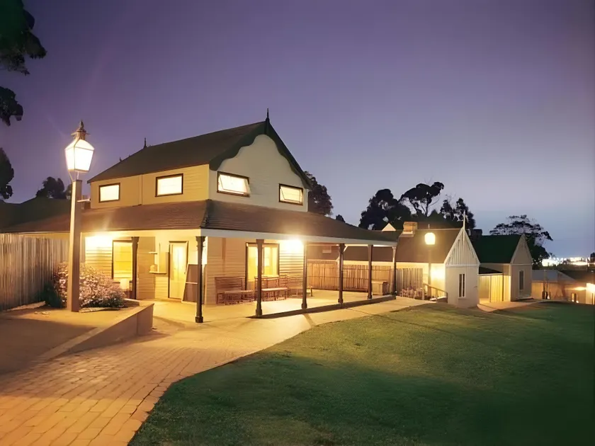 Sovereign Hill Hotel - Image 1