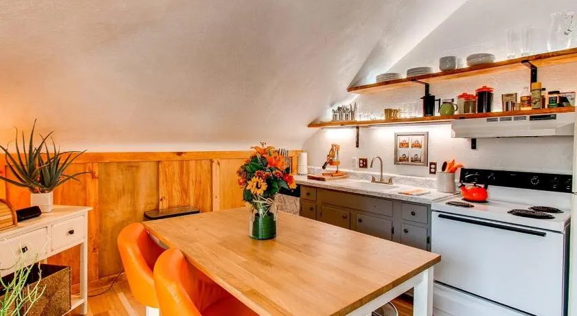 Charming Carriage House in Capital Hill - Image 1
