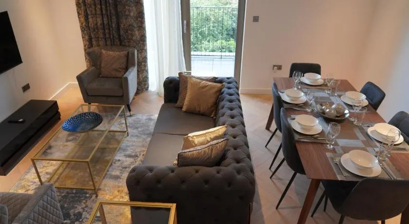 Stunning Morden Apartment Zone 3 Free Parking Prime location Sleeps Upto 6 - Image 1