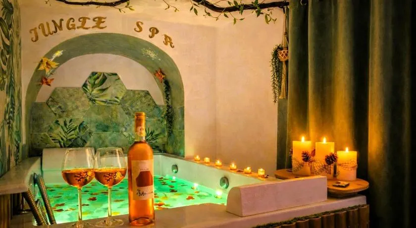 Jungle Spa - Cocon tropical et romantique avec balnéo en plein coeur de Pézenas ! - Image 1
