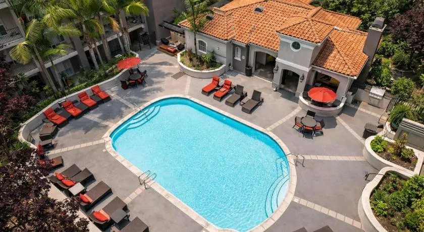 Premium 1 & 2 Bedroom Stay Near Venice Beach with Pool Hot Tub & Cinema - Image 1