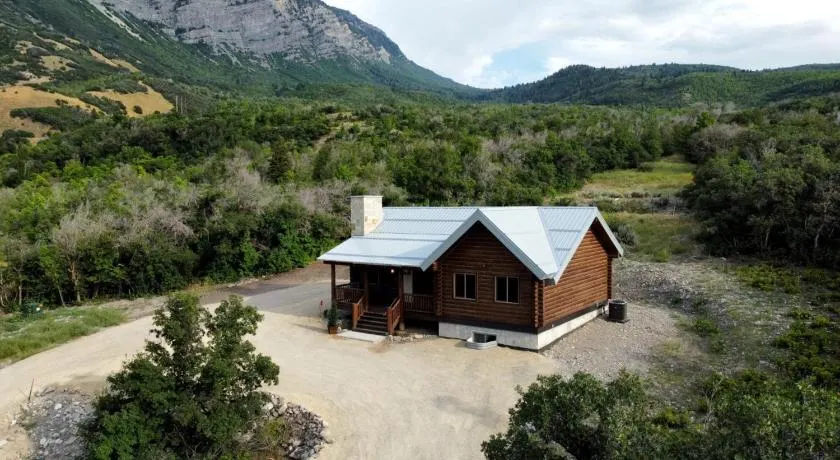 Cute Cabin with Mountain Views and King Bed - Image 1