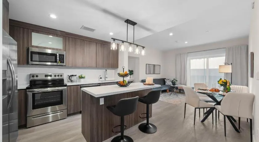 Stylish Condo, Walk to Dining, 5 Min to Beach - Image 1