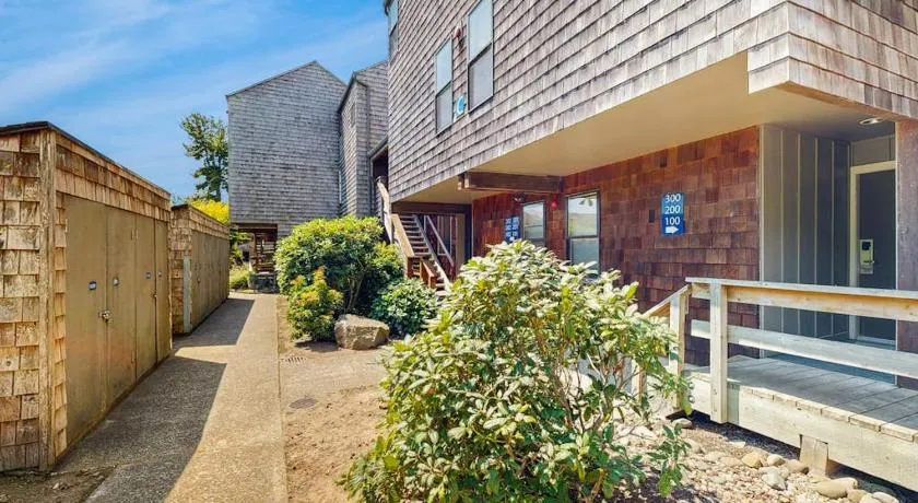 Family-Friendly Waterfront Studio with High-Speed WiFi Marina View & Kitchenette - Image 1