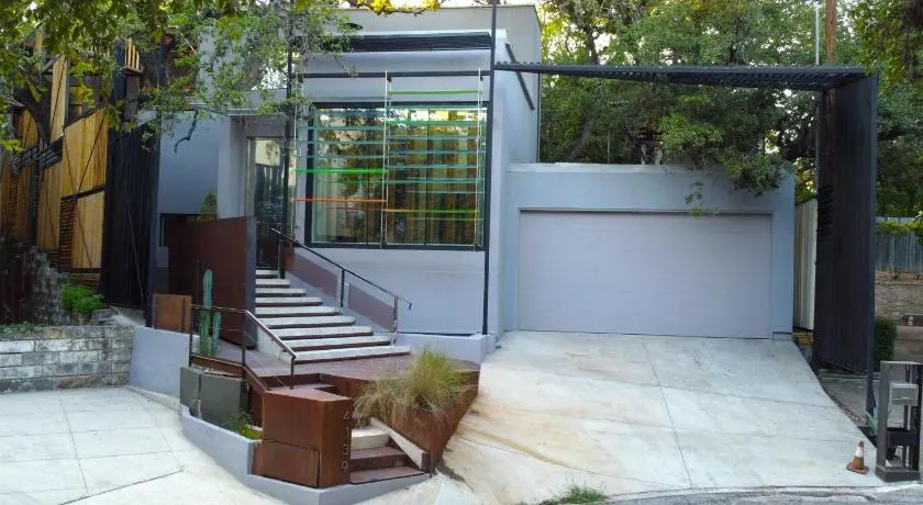 Modern home at Oaks Hill Country Club - Image 1