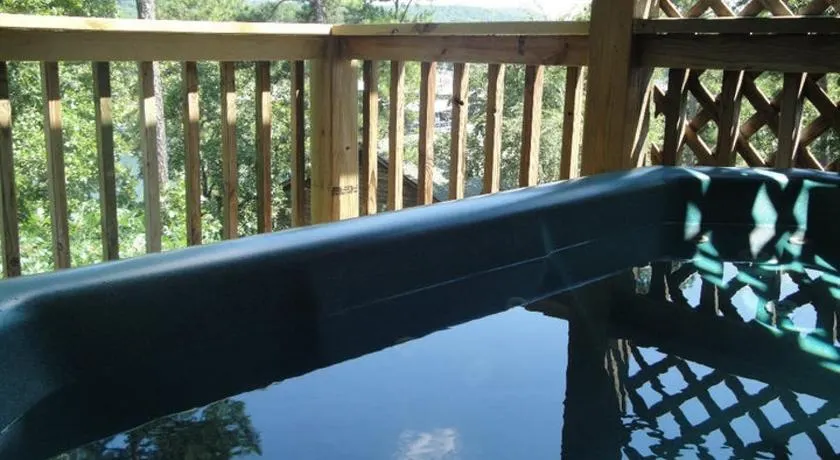 C16, Two bedroom, two bath, log-sided Harbor North luxury cottage with hot tub overlooking Lake Ouachita - Image 1