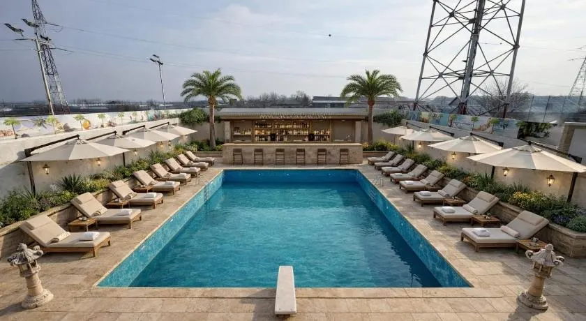 Hotel Imperium & Pool - Image 1