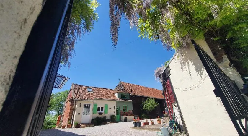 Le Petit Hameau - Image 1