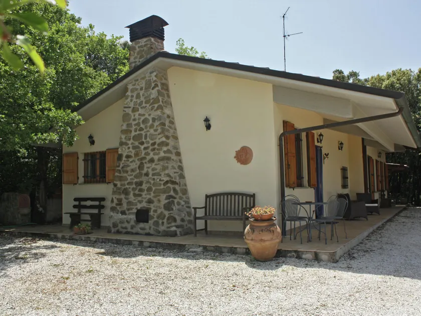 Villa with private swimming pool, near a picturesque town, view of a valley - Image 1